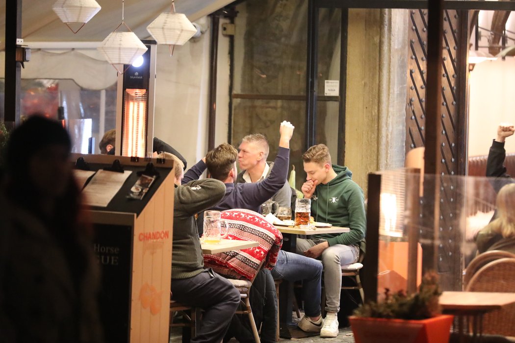 Fanoušci Feyenoordu popíjeli v centru Prahy.