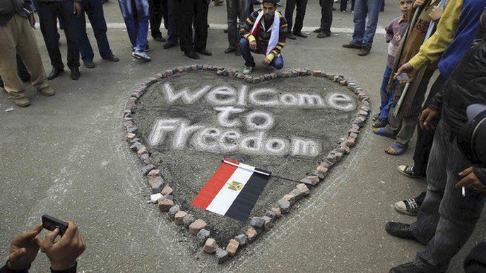 Po několika dnech masových demonstrací oznámil 11. února 2011 egyptský prezident Mubarak rezignaci a moc předal armádě