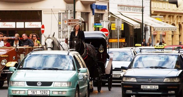 Podle radního Prahy 1 Richarda Bureše představují koňské povozy i určitou komplikaci v dopravě.
