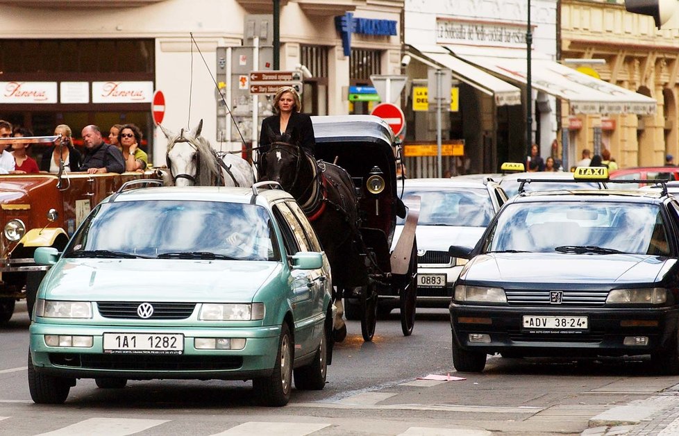 Praha od roku 2023 zruší stanoviště fiakrů, koně podle odborníků ve městě trpí.