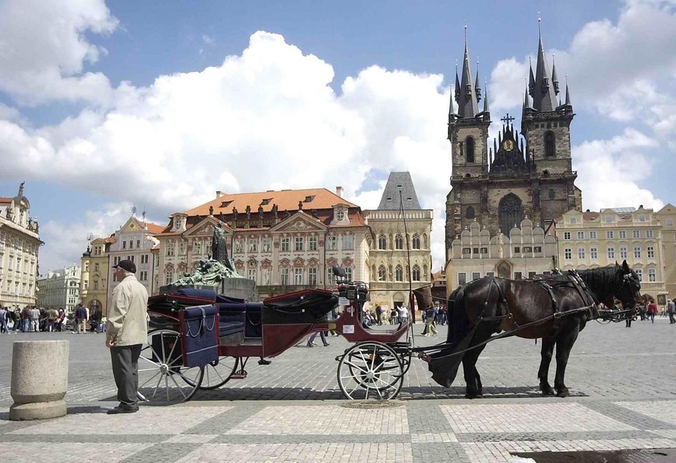 Praha od roku 2023 zruší stanoviště fiakrů, koně podle odborníků ve městě trpí.