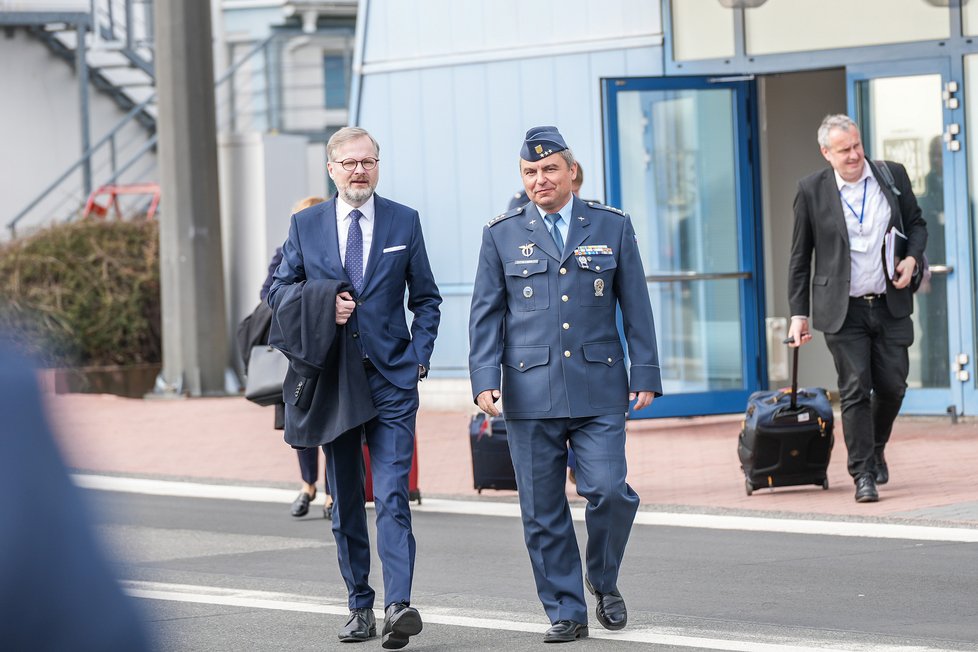 Petr Fiala (ODS) před odletem na summit do Bruselu (23.3.2023)