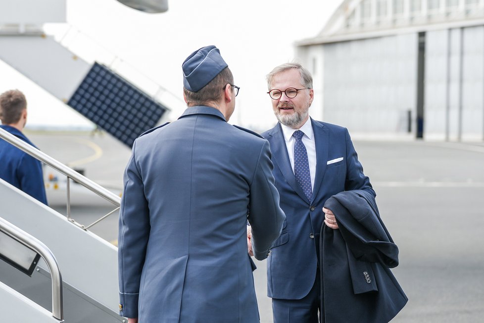 Petr Fiala (ODS) před odletem na summit do Bruselu (23.3.2023)