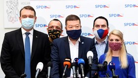 Zleva šéf poslanců SPD Radim Fiala, poslanec Jaroslav Foldyna, předseda SPD Tomio Okamura, poslanec Jan Hrnčíř a poslankyně Lucie Šafránková před schůzí Sněmovny (7.4.2020)