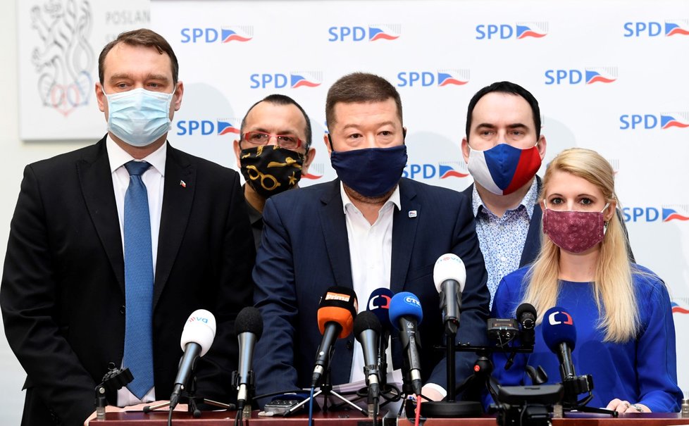 Zleva šéf poslanců SPD Radim Fiala, poslanec Jaroslav Foldyna, předseda SPD Tomio Okamura, poslanec Jan Hrnčíř a poslankyně Lucie Šafránková před schůzí Sněmovny (7. 4. 2020)