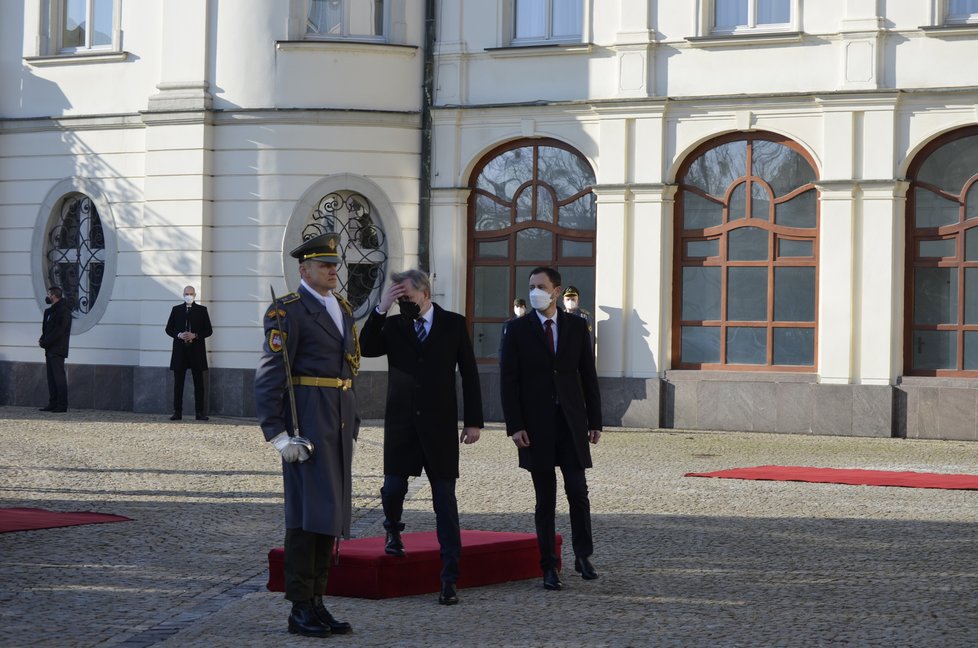 Premiér Petr Fiala (ODS) na první zahraniční návštěvě ve Slovensku: Přivítání s premiérem Eduardem Hegerem u slovenského úřadu vlády
