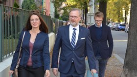 Volby do Sněmovny 2021: Předseda ODS Petr Fiala s manželkou Janou volili do dolní komory v Brně (8. 10. 2021).