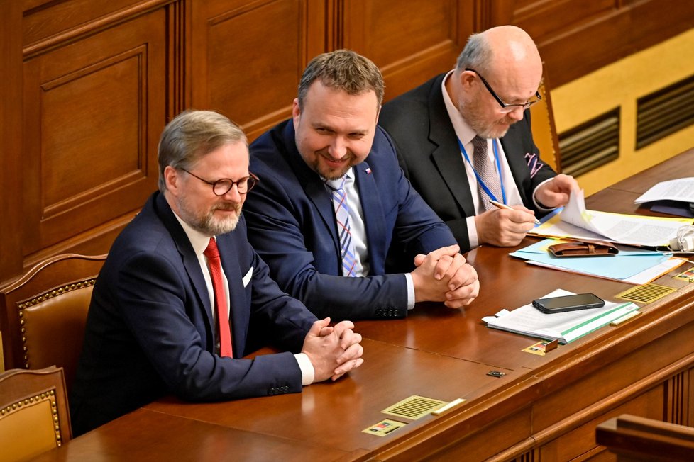 Premiér Petr Fiala (ODS), ministr práce a sociálních věcí Marian Jurečka (KDU-ČSL) a ministr zdravotnictví Vlastimil Válek (TOP09) v Poslanecké sněmovně (26.4.2022)