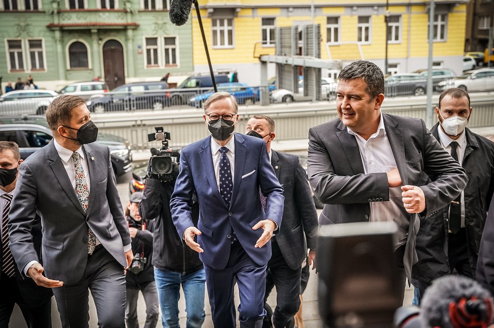 Uvádění ministrů do funkcí: Petr Fiala (ODS) uvádí do úřadu ministra vnitra Víta Rakušana (STAN) po Janu Hamáčkovi (ČSSD) (17.12.2021)