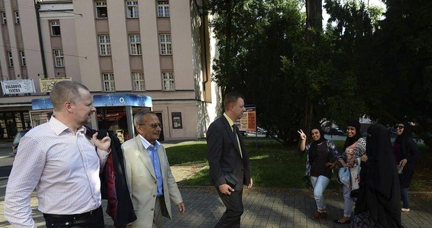 Veselé muslimky teplické. Kuřáka Kuberu a šéfa ODS vítaly zahalené ženy