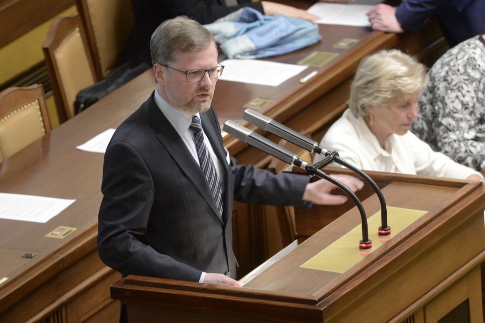 Předseda ODS Petr Fiala vystoupil na začátku mimořádné schůze Poslanecké sněmovny, kvůli nahrávkám s Andrejem Babišem.