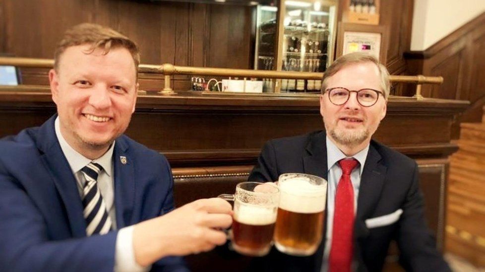 Nový senátor ODS Hyněk Hanza a stranický šéf Petr Fiala u vítězného piva (13. 6. 2020)