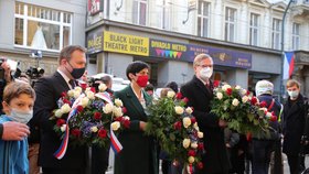 Zleva předseda KDU-ČSL Marian Jurečka, šéfka TOP 09 Markéta Pekarová Adamová a předseda ODS Petr Fiala na Národní třídě (17. 11. 2020)