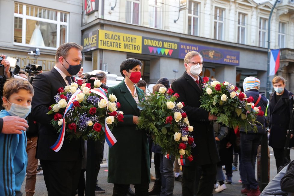 Zleva předseda KDU-ČSL Marian Jurečka, šéfka TOP 09 Markéta Pekarová Adamová a předseda ODS Petr Fiala na Národní třídě (17. 11. 2020)