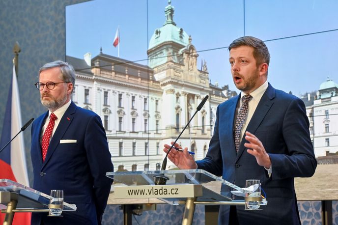 Ministr vnitra Vít Rakušan (vpravo) a premiér Petr Fiala vystoupili na tiskové konferenci po schůzi vlády (9. 3. 2022)