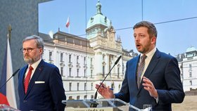 Ministr vnitra Vít Rakušan (vpravo) a premiér Petr Fiala vystoupili na tiskové konferenci po schůzi vlády (9. 3. 2022)