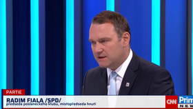 Ekonomický expert za ODS Jan Skopeček a předseda klubu SPD Radim Fiala v pořadu Partie na TV Prima