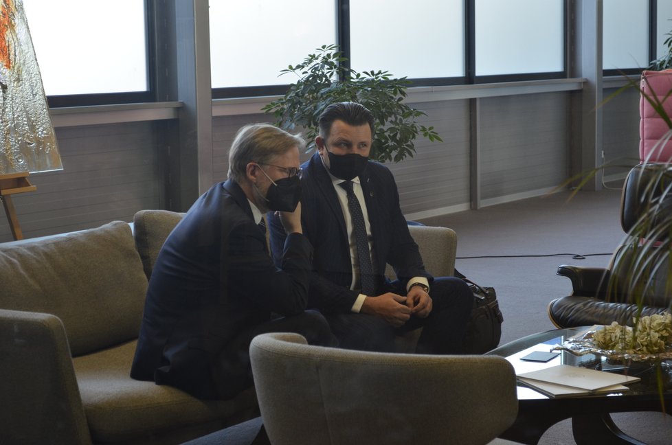 Premiér Petr Fiala (ODS) na první zahraniční cestě: Přivítání na letišti v Bratislavě (11.1.2022)