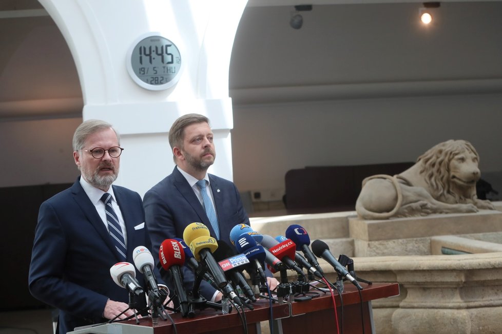 Premiér Petr Fiala (ODS) a ministr vnitra Vít Rakušan (STAN) v Poslanecké sněmovně (19.5.2022)