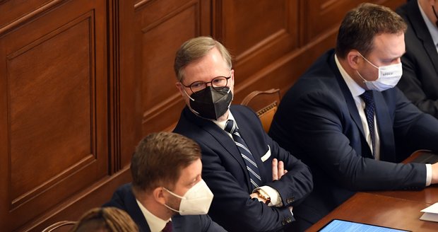 Politikům zmrazili letošní platy. Zeman to podepsal, zástupci soudců napadnou?