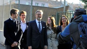 Petr Fiala (57) s rodinou před svým domem v Brně Černých Polích.