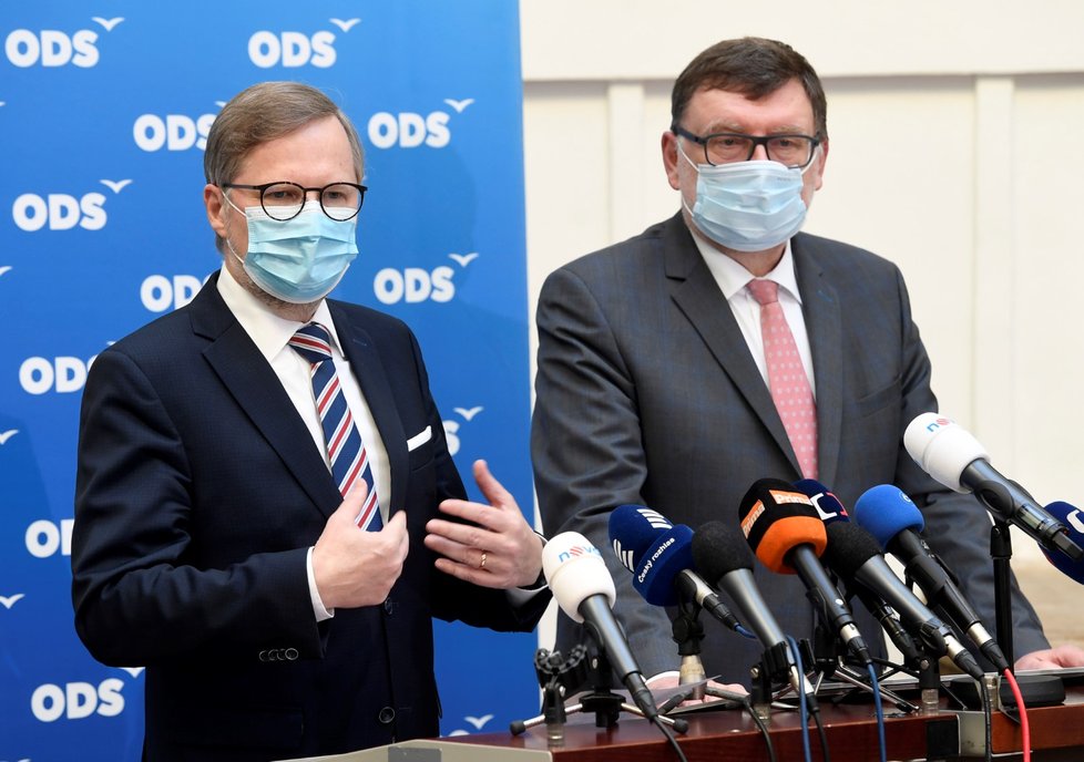 Předseda ODS Petr Fiala a místopředseda Zbyněk Stanjura na jednání Sněmovny (7. 4. 2020)