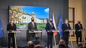 První tisková konference nové vlády: Ministr místního rozvoje Ivan Bartoš (Piráti), ministr vnitra Vít Rakušan (STAN), premiér Petr Fiala (ODS), ministr práce a sociálních věcí Marian Jurečka (KDU-ČSL) a ministr zdravotnictví Vlastimil Válek (TOP09) (17.12.2021)