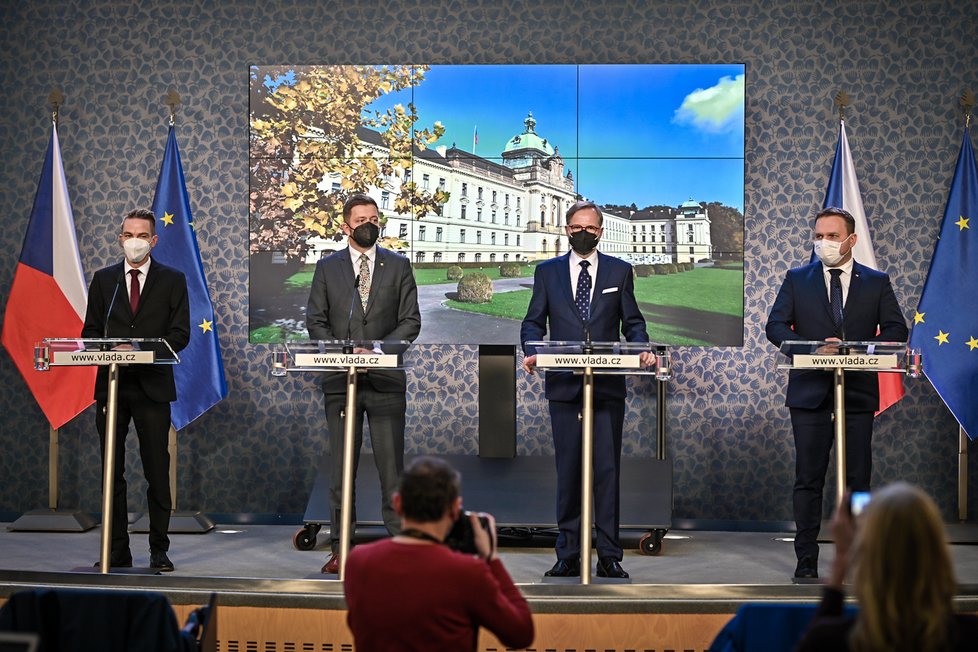 První tisková konference nové vlády: Ministr místního rozvoje Ivan Bartoš (Piráti), ministr vnitra Vít Rakušan (STAN), premiér Petr Fiala (ODS), ministr práce a sociálních věcí Marian Jurečka (KDU-ČSL) a ministr zdravotnictví Vlastimil Válek (TOP 09) (17.12.2021)