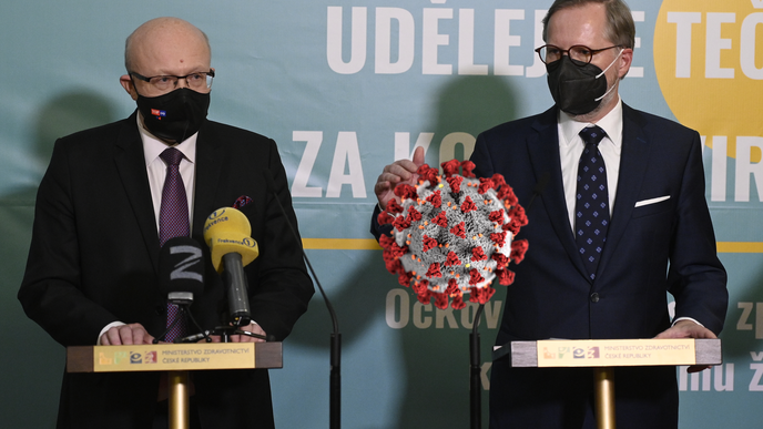 Ministr zdravotnictví Vlastimil Válek (TOP 09) a premiér Petr Fiala (ODS)