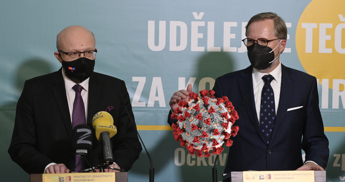 Nová vláda: Ministr zdravotnictví Vlastimil Válek (TOP 09) a premiér Petr Fiala (ODS)
