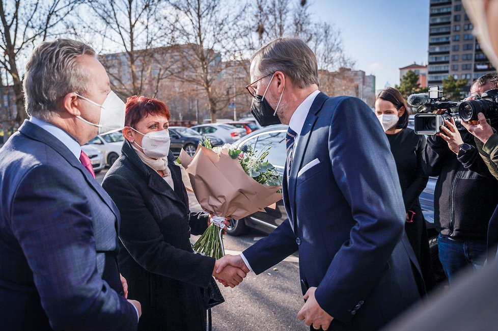 Uvádění do resortů: Premiér Petr Fiala (ODS) uvádí do úřadu ministryni životního prostředí Annu Hubáčkovou (KDU-ČSL) po Richardu Brabcovi (ANO; 17. 12. 2021).