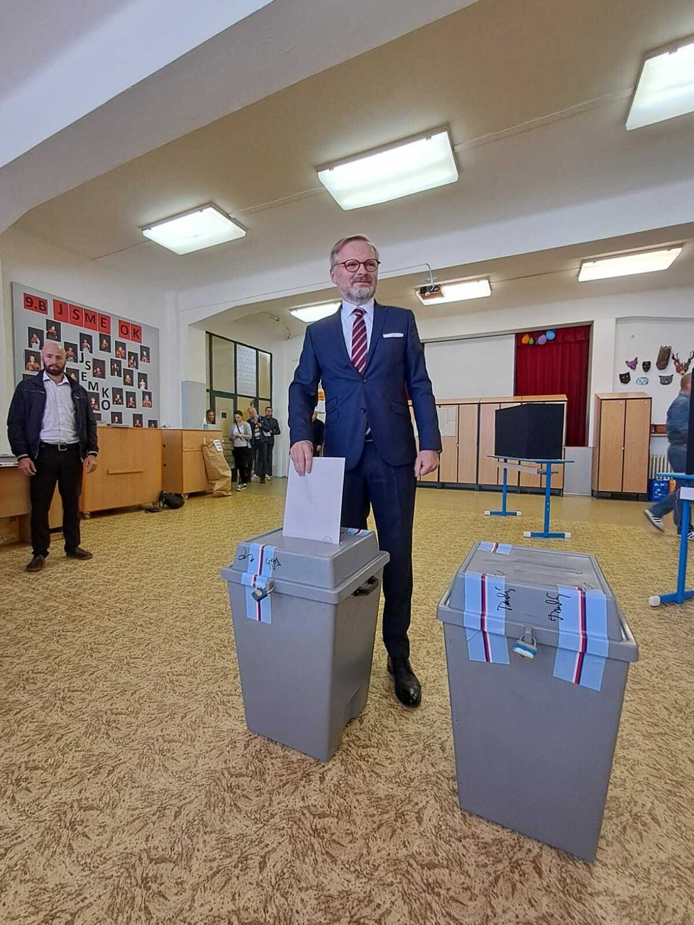 Premiér Petr Fiala (ODS) odvolil takřka hned po otevření volebních místností v Brně.