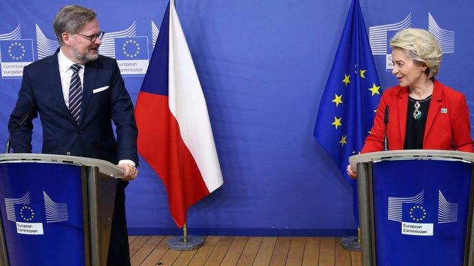 Česko se ujme předsednictví 1. července a začne určovat agendu EU. Na snímku premiér Petrs Fiala s šéfkou EK Ursulou von der Leyenovou