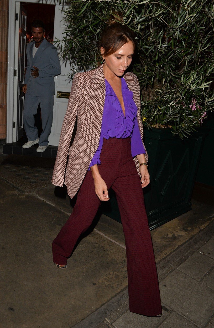 Victoria Beckham s oblibou nosí fialovou, která je kontrastní ke zbytku outfitu.