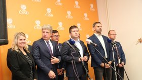 Vedení ČSSD na závěrečné tiskové konferenci po zasedání ústředního výkonného výboru v Hradci Králové (20. 10. 2018)