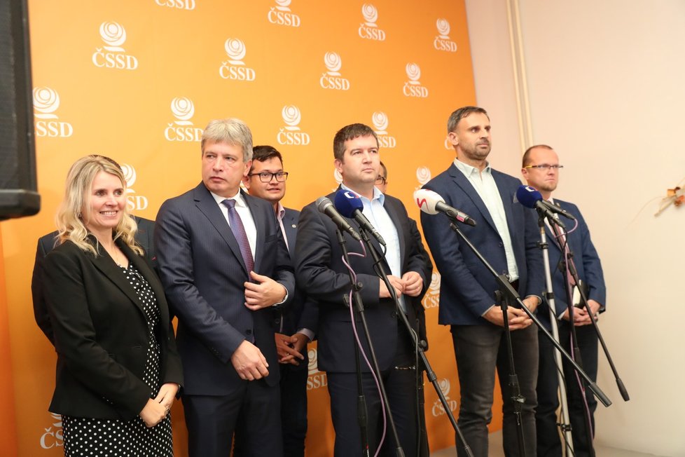 Vedení ČSSD na závěrečné tiskové konferenci po zasedání ústředního výkonného výboru v Hradci Králové (20. 10. 2018)
