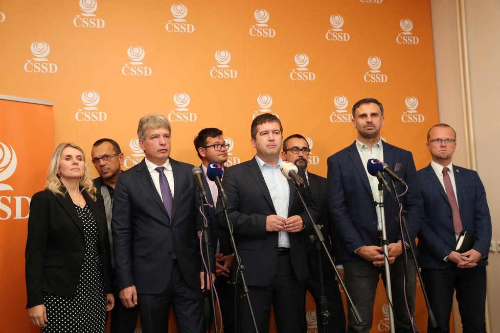 Vedení ČSSD na závěrečné tiskové konferenci po zasedání ústředního výkonného výboru v Hradci Králové (20. 10. 2018)