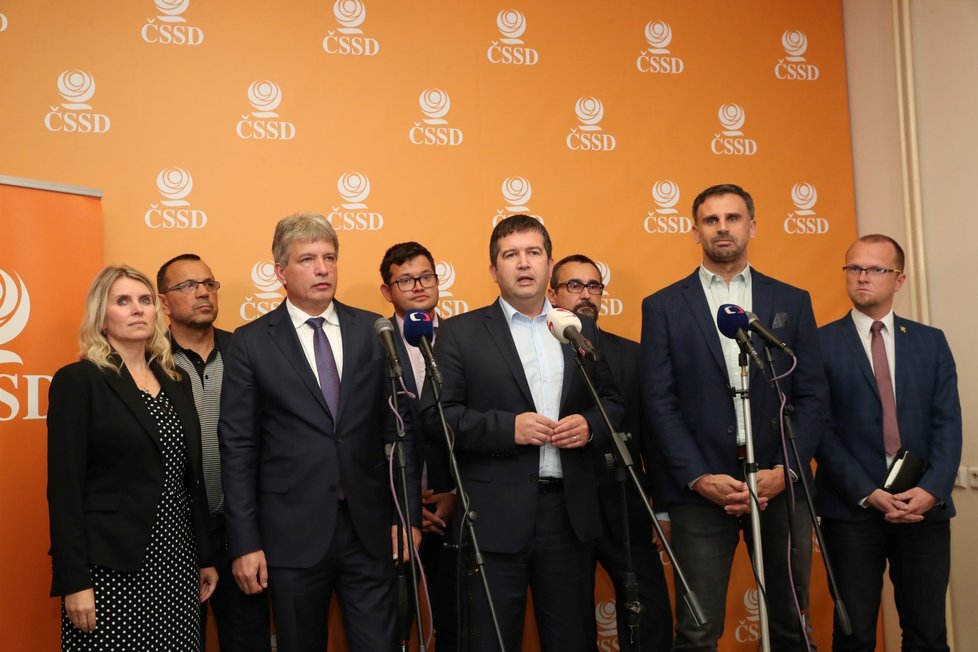 Vedení ČSSD na závěrečné tiskové konferenci po zasedání ústředního výkonného výboru v Hradci Králové (20. 10. 2018)