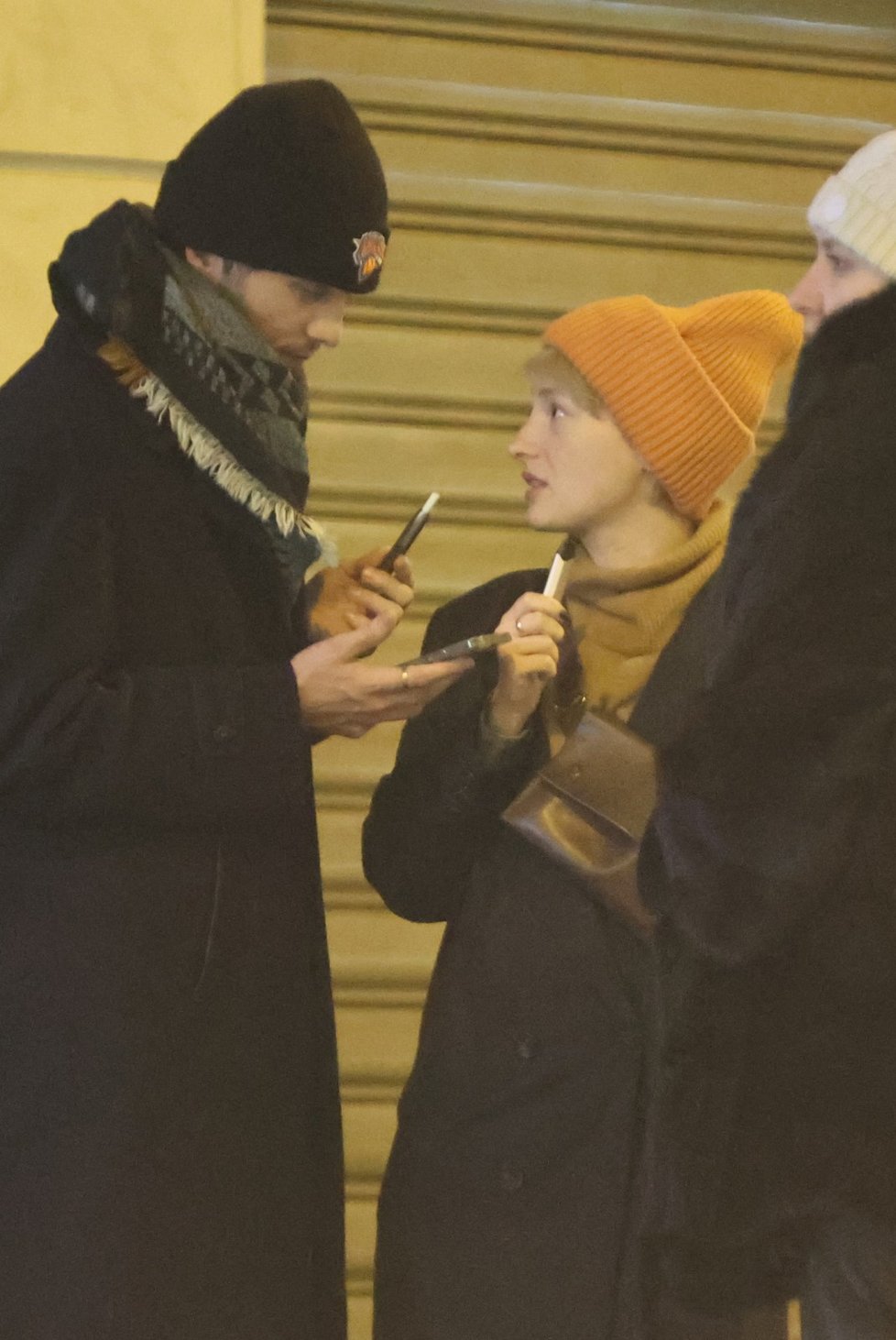 Herečka Anna Fialová si odskočila na cigaretu.