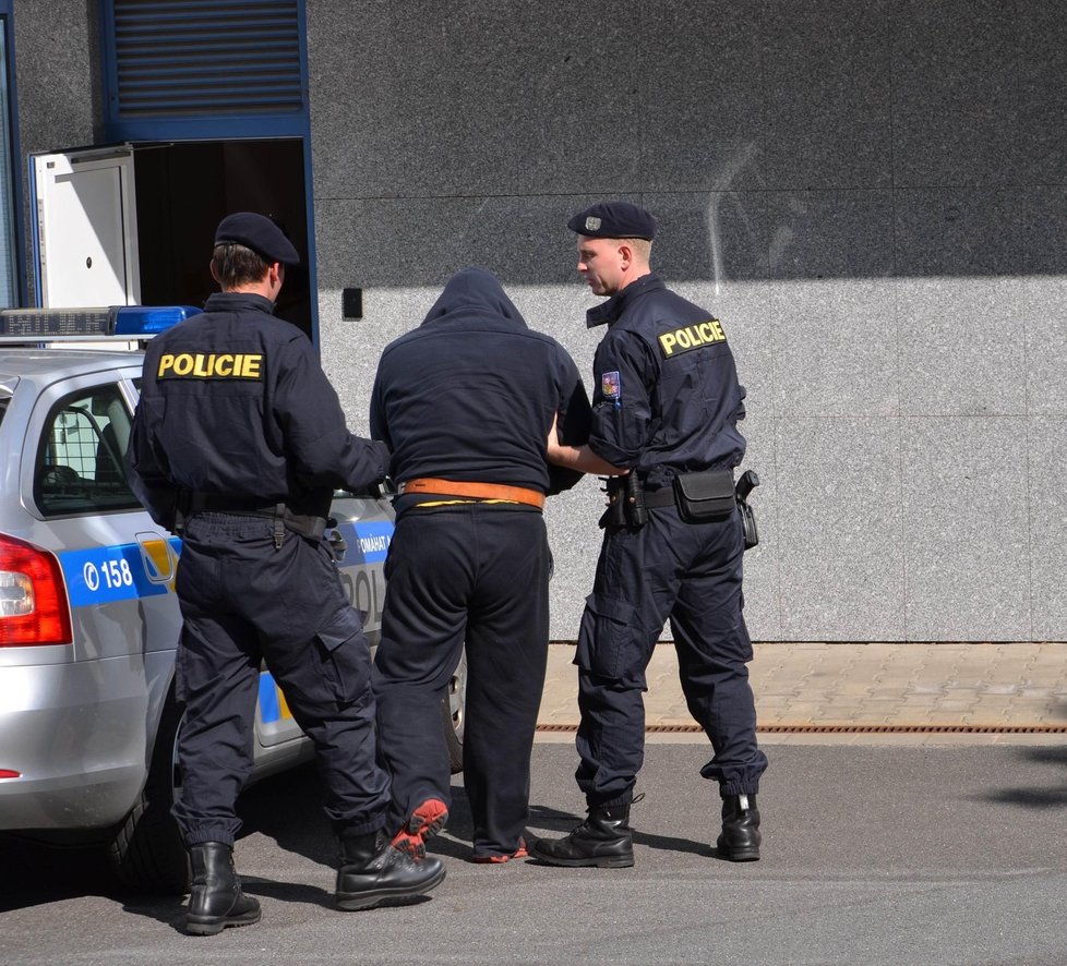 Policie přivádí karvinského podnikatele Rudolfa Fiana, podezřelého ze spuštění metylalkoholové kauzy