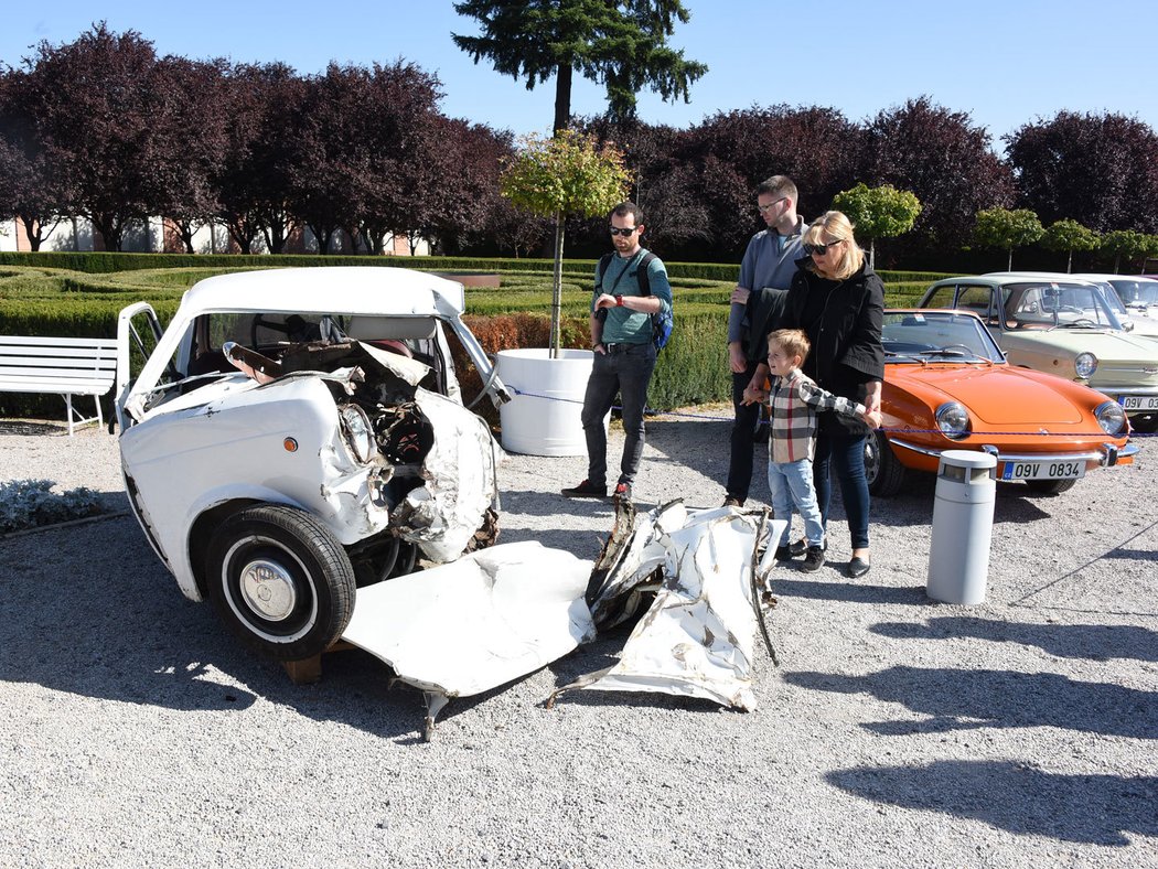 Odstrašující příklad představovalo torzo Fiatu 850 Berlina. Před třemi lety se v něm cestou ze srazu čelně střetla čtyřčlenná rodina s octavií. Všichni naštěstí přežili a do Troji dorazili.