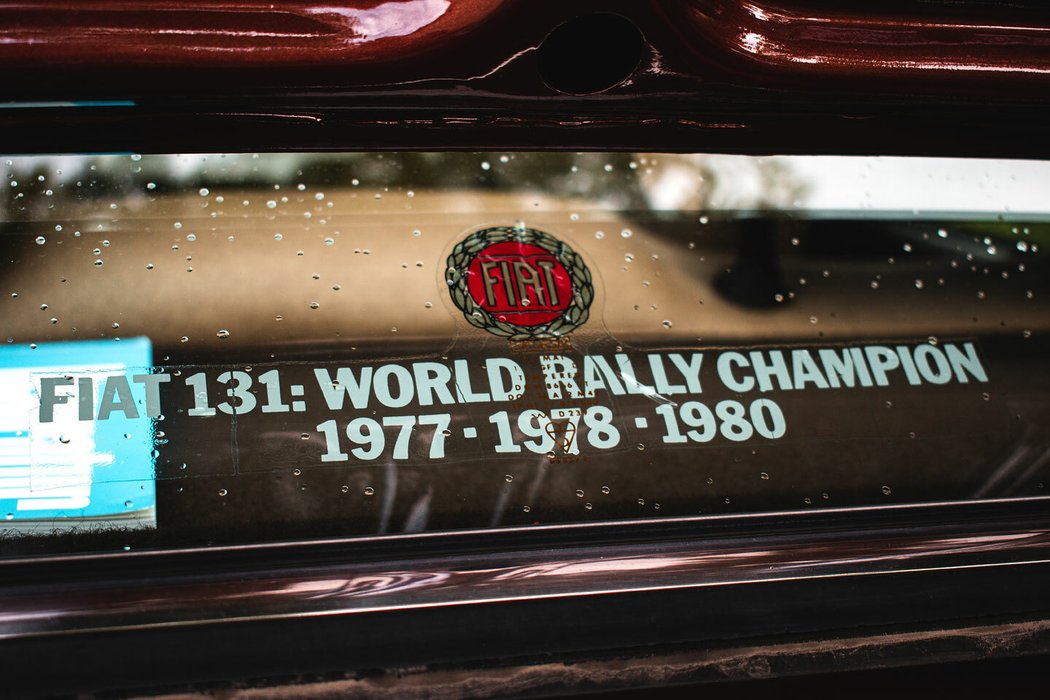 Na zadním okně téměř čtyřicetiletého fiatu dodnes září samolepka připomínající hrdé úspěchy Fiatu 131 ve světovém šampionátu automobilových soutěží