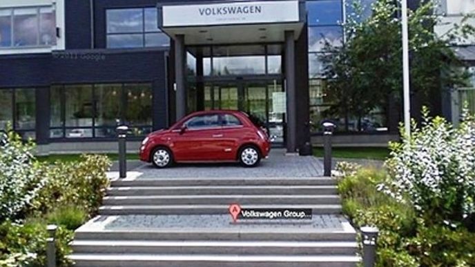 Fiat 500 před sídlem Volkswagenu