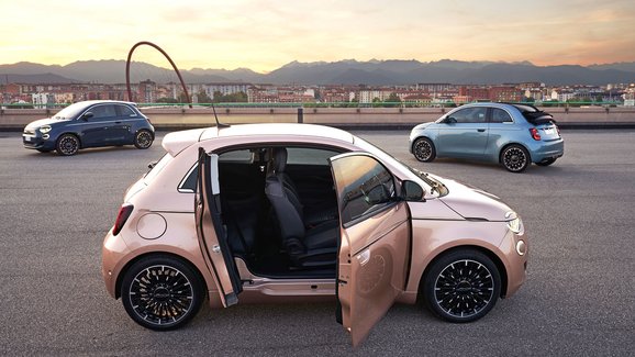 Fiat 500e 3+1 je praktičtější elektro-prcek se sebevražednými dveřmi