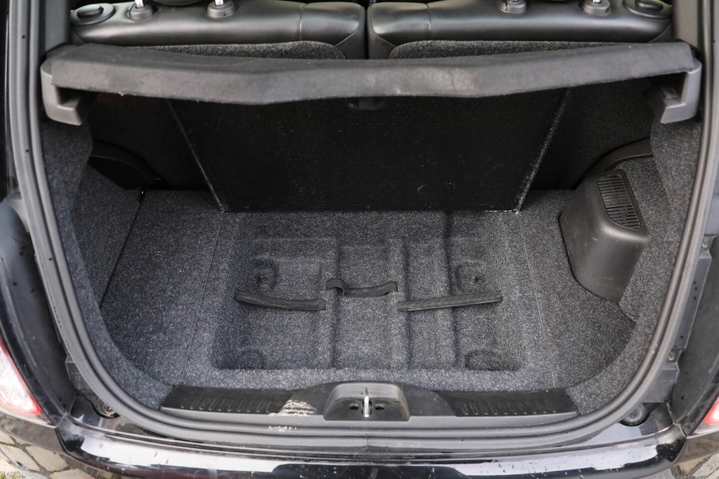 Kufr zůstává stejně velký jako u spalovacího vozu, pod dvojitou podlahou je místo na uložení nabíjecích kabelů