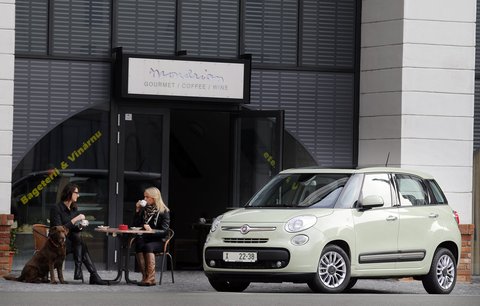 Praktická móda: Fiat 500L pojme kamarádky, nákup i dětskou sedačku