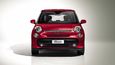 Fiat 500L: Představitelé italské automobilky tvrdí, že Fiat 500L nabídne „interiér s prostorem MPV v kombinaci s pocitem malého SUV na silnici a kompaktními vnějšími rozměry a hospodárností segmentu B“. Na trhu se tedy má usadit kamsi mezi Fiat Punto Evo a větší Fiat Bravo. Nový Fiat
500L nabídne sezení celkem pro pět cestujících, nicméně ještě během letošního roku by se mělo objevit prodloužené, sedmimístné provedení. O pohon se postará alternativně dvojice zážehových jednotek (dvouválec TwinAir a čtyřválec s objemem 1,4 l) a vznětový čtyřválec 1,3 MultiJet II. Fiat 500L má svým objemným interiérem v kombinaci s kompaktními vnějšími rozměry navázat na typ Multipla.