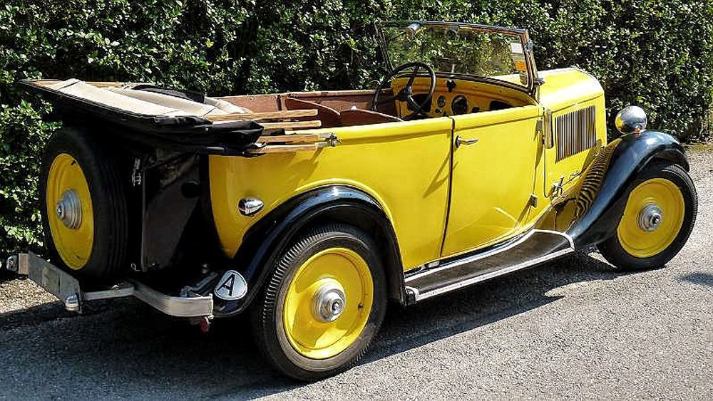 Dvoudveřový kabriolet Fiat 508 Balilla Torpedo z roku 1936 měl rezervu vzadu za kufrem.