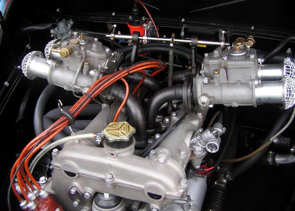 Dvouvačkový motor Abarth 750 Bialbero měl „banánové“ sací potrubí a karburátory Weber 40DCOE.