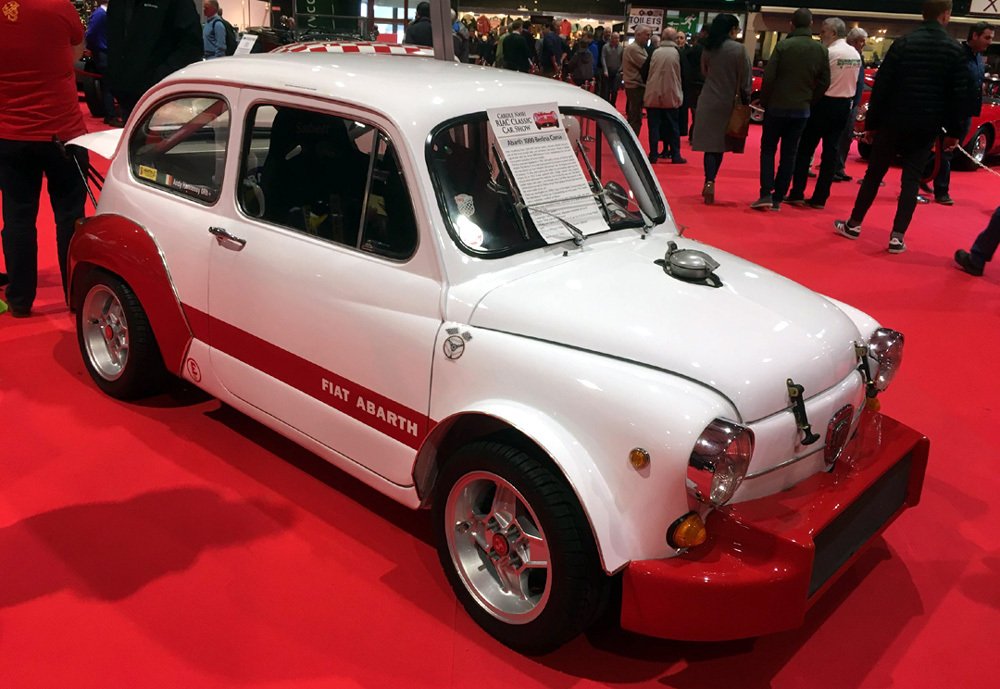 Fiat-Abarth Berlina Corsa měl karoserii z Fiatu 600 doplněnou o velký chladič na přídi.